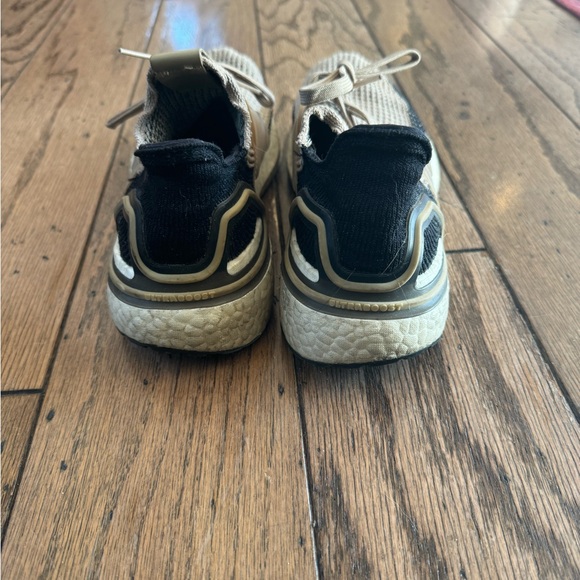 Adidas Ultraboost. Size 8. - Picture 3 of 6